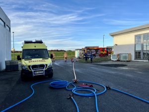 Bilde av brannbiler og slanger under øvelse i Årabrot miljøpark