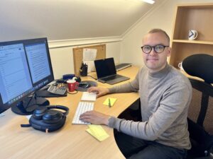 Student Georg ved PCen på kontoret på Årabrot