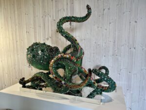En grønn blekksprut laget av gjenvunnet glass og gjenbruksting fra blant annet Affi