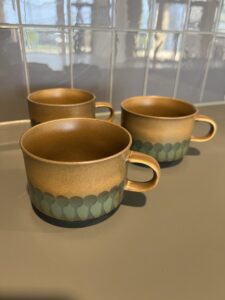 Tre kopper i grønn og gulbrun keramikk