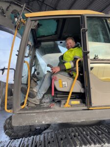 Driftsoperatør Lars Kåre Tørresdal sitter i gravemaskinen