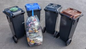 Her vises de fire ulike beholderne pluss plastsekk som HIM henter hjemme hos husholdningskunder