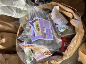 Plast som var kastet i restavfallet.